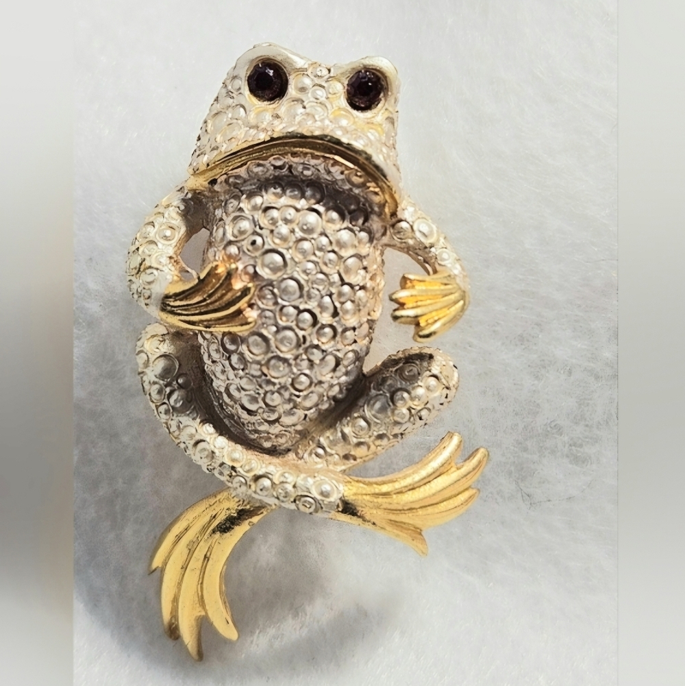 Vintage Gold-Tone Textured Frog Brooch with Ruby-Colored Eyes